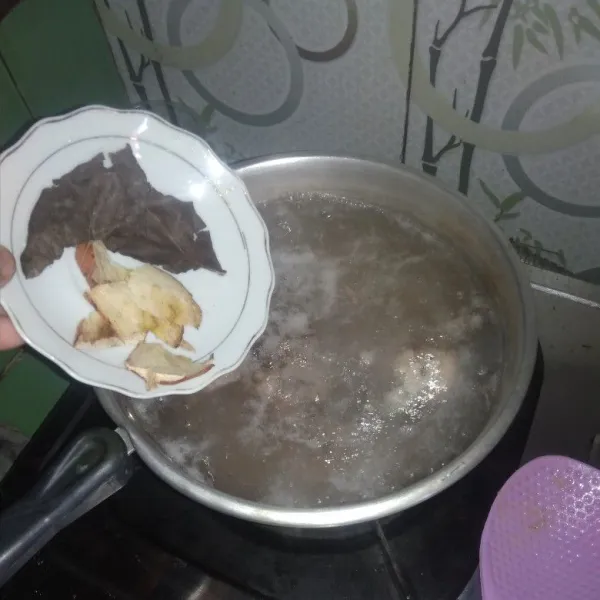 Masukan daun salam dan lengkuas masak kembali dengan api kecil sampai daging empuk.