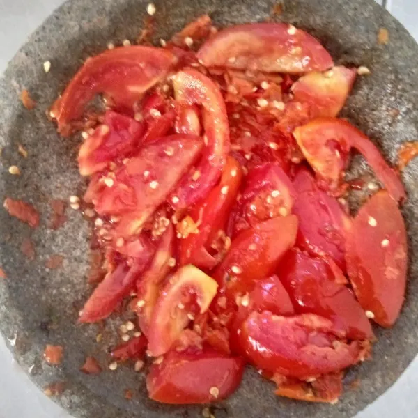 Ulek kasar tomat dan cabai rawit.