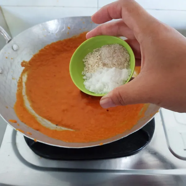 Setelah harum, tambahkan garam, gula dan penyedap. Aduk terus sampai agak kering.