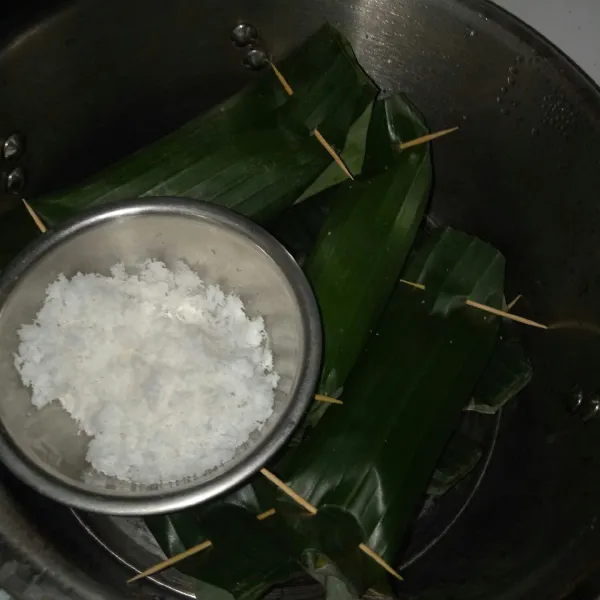 Kukus kue mata roda selama 30 menit. Kukus juga kelapa dan garam untuk bahan taburan selama 10 menit.