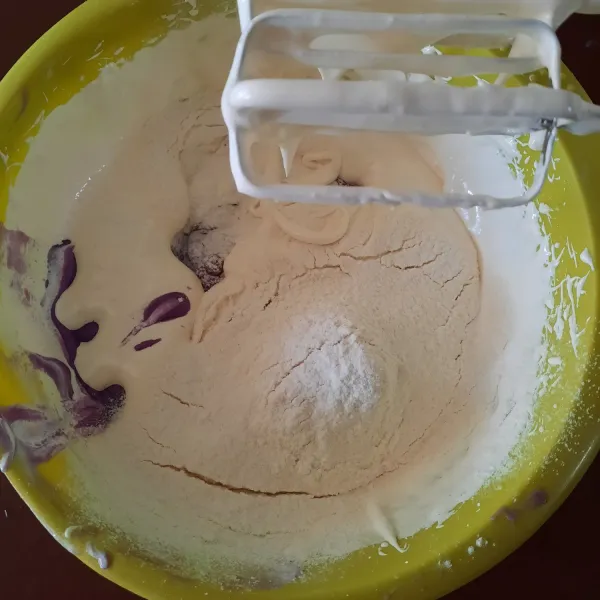 Masukkan ubi ungu yang sudah dihaluskan dan tepung terigu secara bergantian. Mixer dengan speed paling rendah asal rata saja.