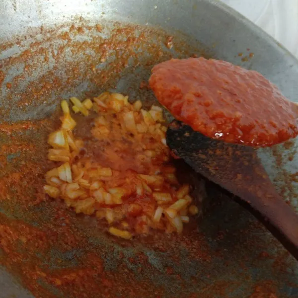 Usus kari mercon : panaskan minyak tumis bawang bombay cincang hingga harum, masukkan 5 sm sambal mercon, aduk rata.