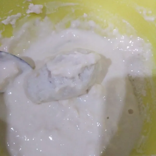 Larutkan tepung terigu dan air. Aduk rata. Kemudian celupkan adonan keladi sampai rata.