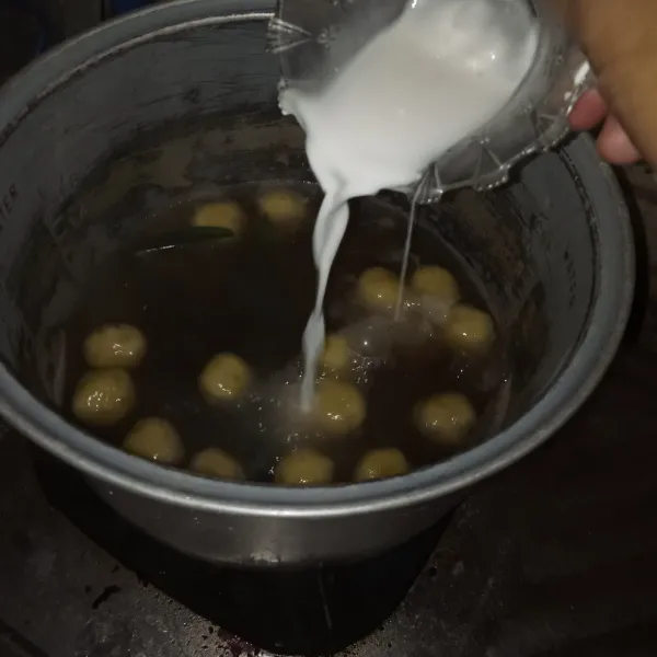 Masukan gula dan tepung Pati yang sudah dilarutkan aduk rata dan masak sampai matang angkat.