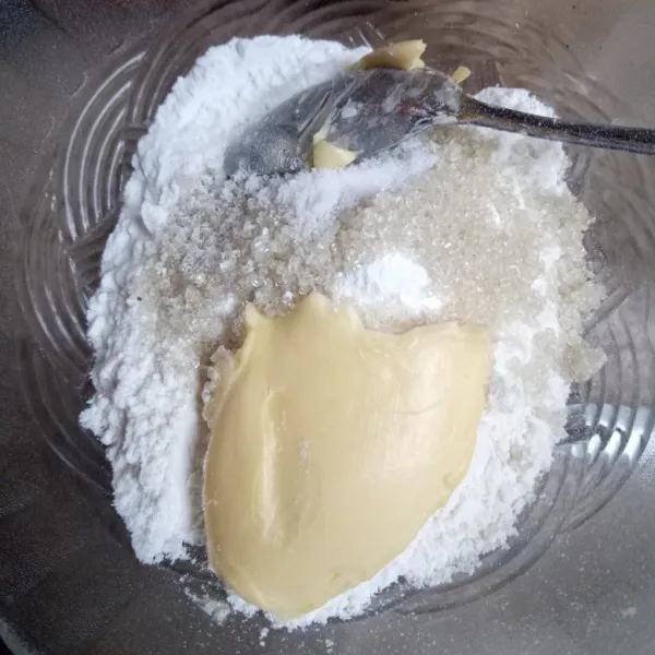 Masukkan tepung terigu dalam mangkuk, tambahkan tepung maizena, gula pasir, margarin dan garam halus.