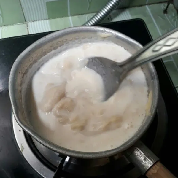 Rebus susu sisanya dengan api kecil, kemudian masukkan kentang yang sudah diblender, aduk hingga rata.