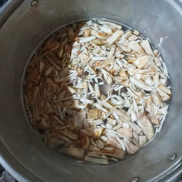 Rebus daging dalam air mendidih dan masukkan nangka. Rebus sampai setengah matang