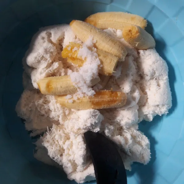 Campurkan pisang ke dalam singkong yang sudah diparut, tambahkan garam, aduk sampai semua tercampur rata.