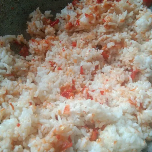 Beri garam dan kaldu bubuk, aduk dan masak hingga nasi goreng matang