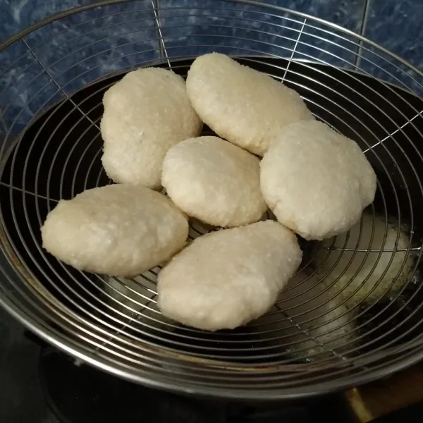 Goreng hingga matang, jangan over, agar tidak meletus saat digoreng. Gunakan api sedang cenderung kecil.