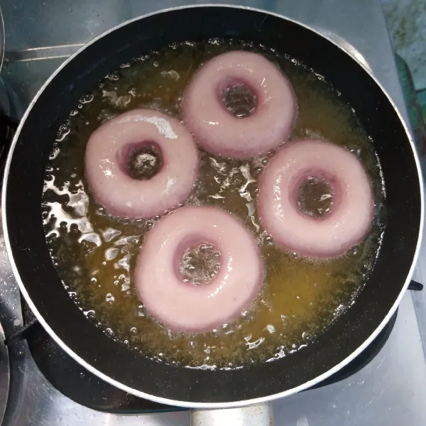 Goreng di minyak panas dengan api sedang sampai matang dengan sekali balik. Angkat, tiriskan, beri taburan gula halus. Sajikan.