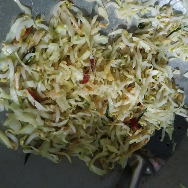 Masak sampai sayur layu lalu koreksi rasa. Jika sudah pas angkat dan matikan api.