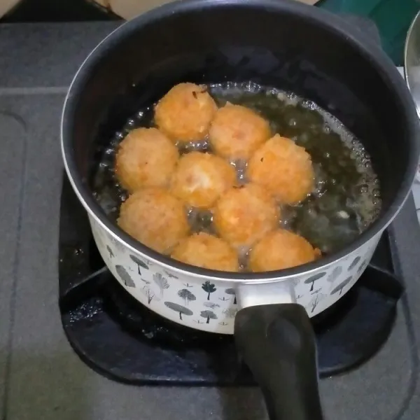 Goreng bola kentang hingga kuning keemasan dengan api sedang dan minyak yang cukup.