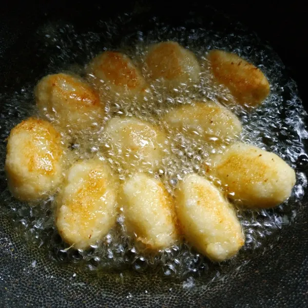 Goreng godok di minyak panas hingga keemasan, tiriskan.