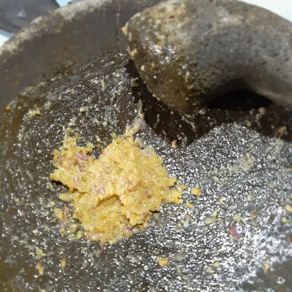 Haluskan semua bumbu.