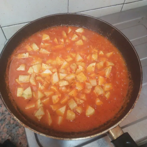 Masak kentang sambil diaduk rata.