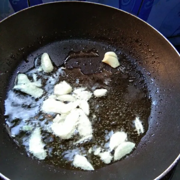 Tumis bawang putih hingga harum.