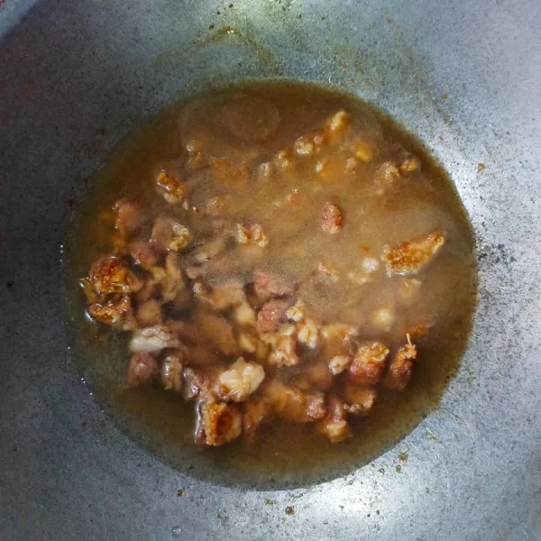 Kemudian tuang air dan garam, masak hingga air menyusut habis.