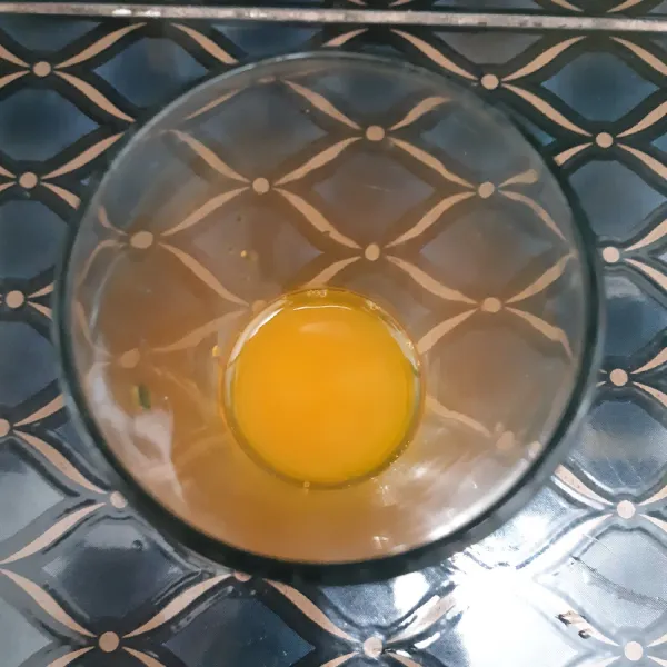 Siapkan gelas, masukan sirup jeruk untuk lapisan paling dasar.