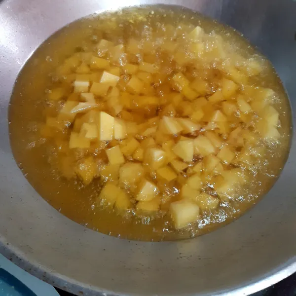 Panaskan minyak, goreng kentang hingga matang dan agak kering, sisihkan.