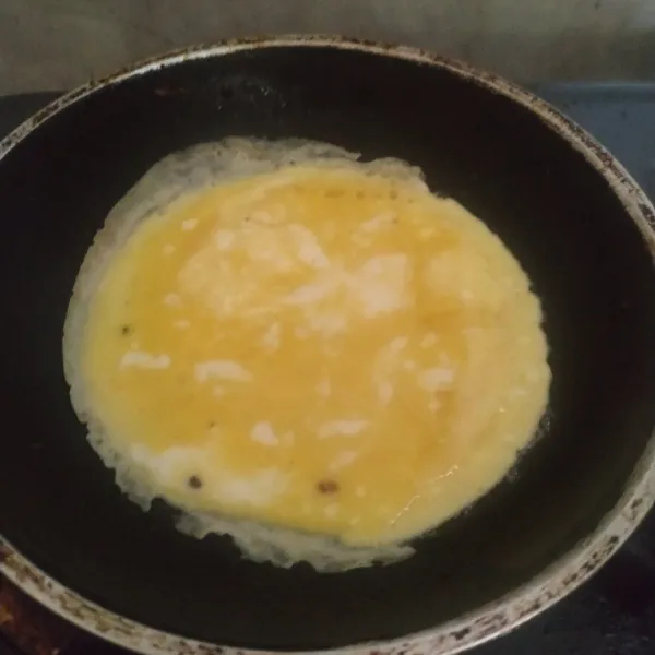 Oles teflon dengan minyak goreng. Buat telur dadar tipis. Masak sampai matang.