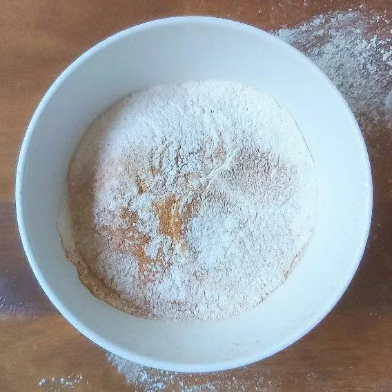 Ayak tepung terigu bersama baking powder, kayu manis bubuk dan pala bubuk. Panaskan oven pada suhu 180°C.