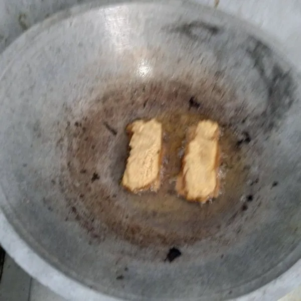 Panaskan minyak lalu goreng sampai matang.