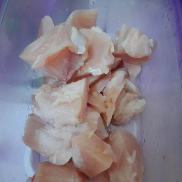 Cuci bersih ayam.