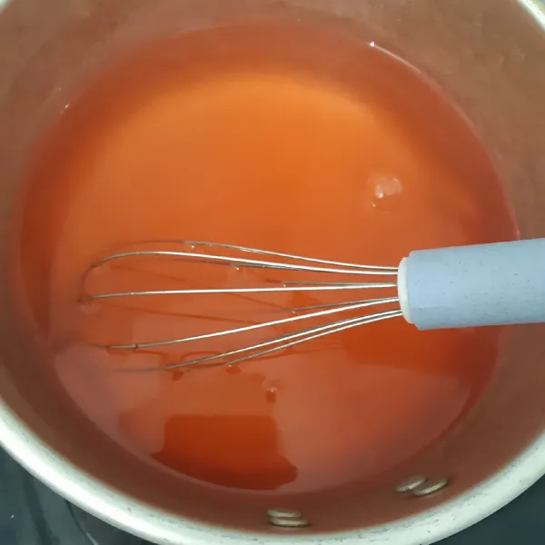 Panaskan agar jelly dengan api sedang sampai mendidih. Setelah mendidih matikan api, tambahkan strong acid lalu aduk hingga rata