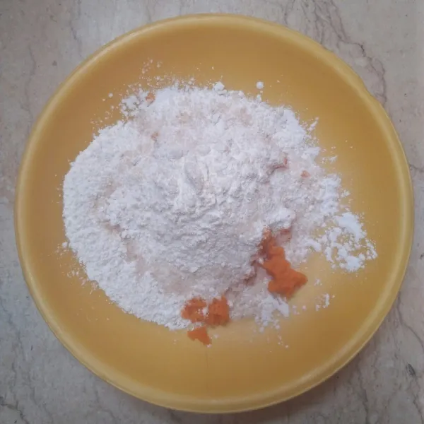Dalam wadah campurkan parutan wortel dengan tepung ketan,  tepung beras,  gula,  vanili garam dan setetes pewana orange.