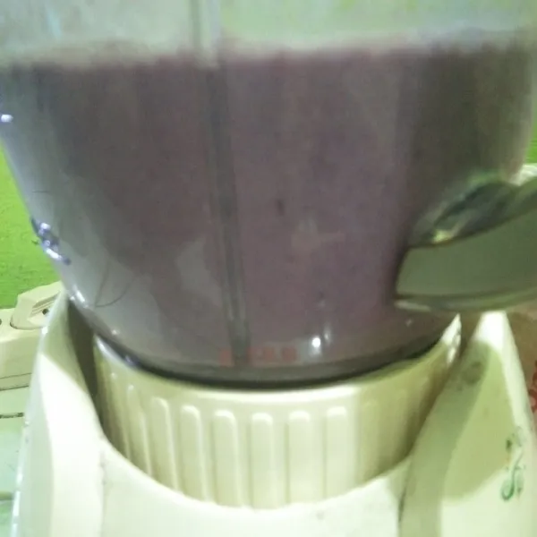 Blender ubi ungu kukus dan susu hingga halus dan tercampur rata