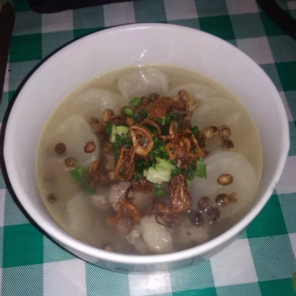 Siapkan mangkok saji dan sajikan soto Bandung dengan ditaburi bawang goreng, kedelai dan daun bawang siap disajikan.