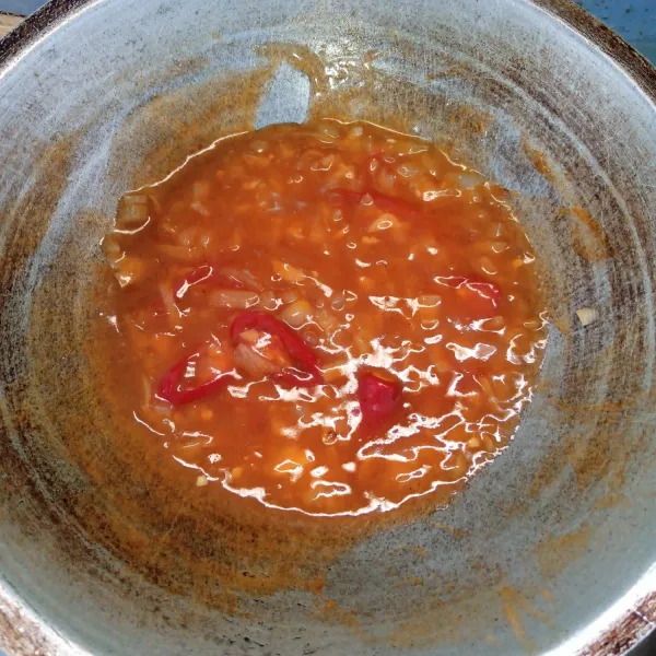 Masukkan cabai merah, gula, garam, lada bubuk, saus tomat, saus sambal dan air. Aduk rata. Masak sampai mendidih. Tambahkan larutan maizena. Aduk rata. Masak sampai mengental. Tes rasa.