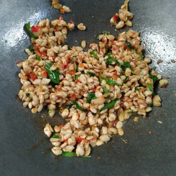 Masukkan tempe dan kemangi, tambahkan gula, lada, garam dan kaldu bubuk, aduk. Masak sampai matang. Angkat.