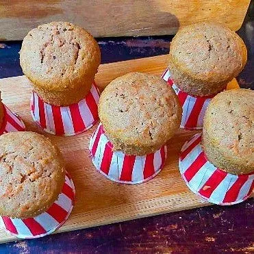 Angkat cupcake biarkan dingin. Untuk toppingnya lelehkan coklat putih bersama mentega putih. Bila sudah leleh masukan ke dalam pipping bag dan hias sesuai selera. Pastikan cupcakenya sudah benar-benar dingin yah.