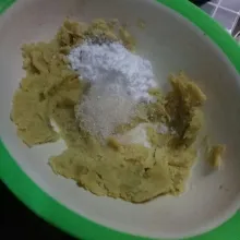 Campur semua bahan jadi satu, aduk sampai tercampur rata dan bisa dibentuk.