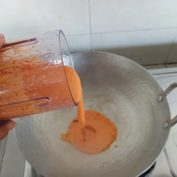 Haluskan bawang merah, bawang putih, cabe keriting, cabe rawit 2biji saja , cabe merah, tomat, daun jeruk, kencur dan kemiri. Kemudian tumis dengan sedikit minyak sampai baunya harum.