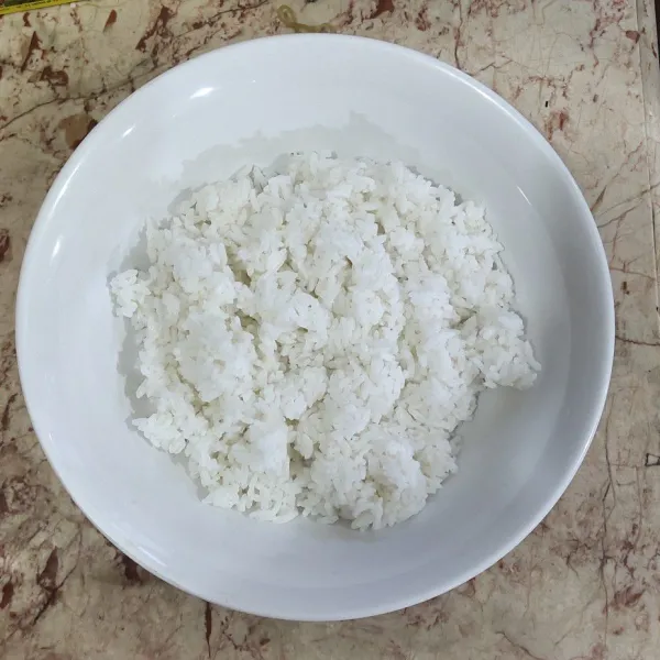 Siapkan nasi putih hangat, kemudian letakkan dalam mangkuk besar.