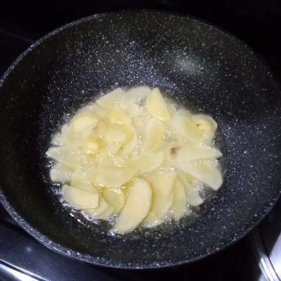 Kupas kentang, iris halus kemudian goreng sampai matang, sisihkan.