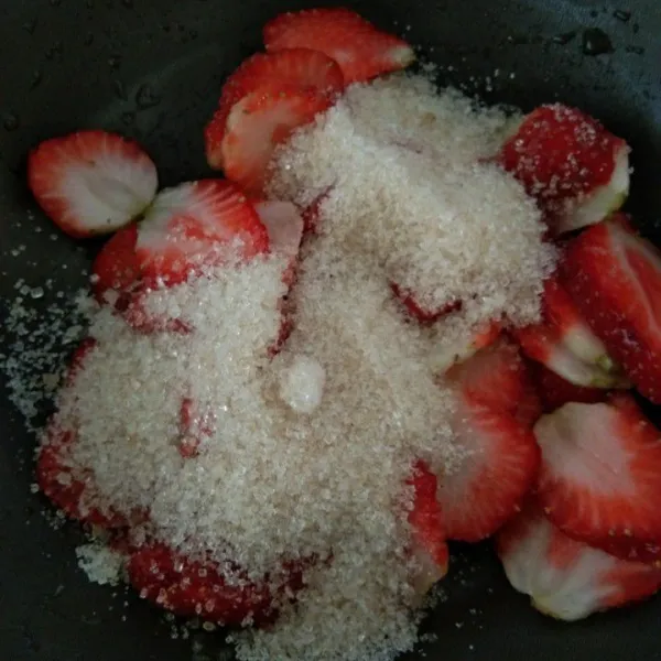 Siapkan teflon, tata strawberry tambahkan gula pasir.