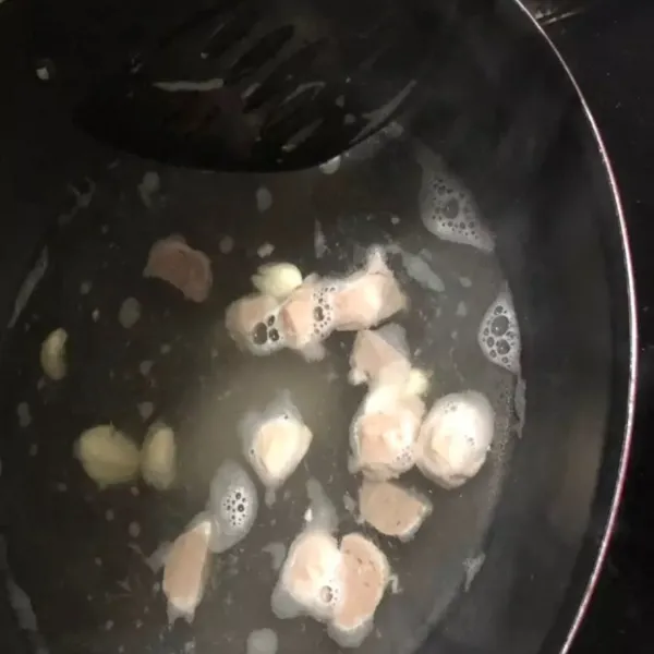 panaskan air, ketika mendidih masukkan bawang dan bakwan