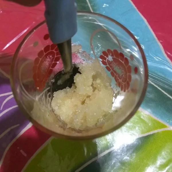 Campur gelatin bubuk dengan sedikit air hingga mengental