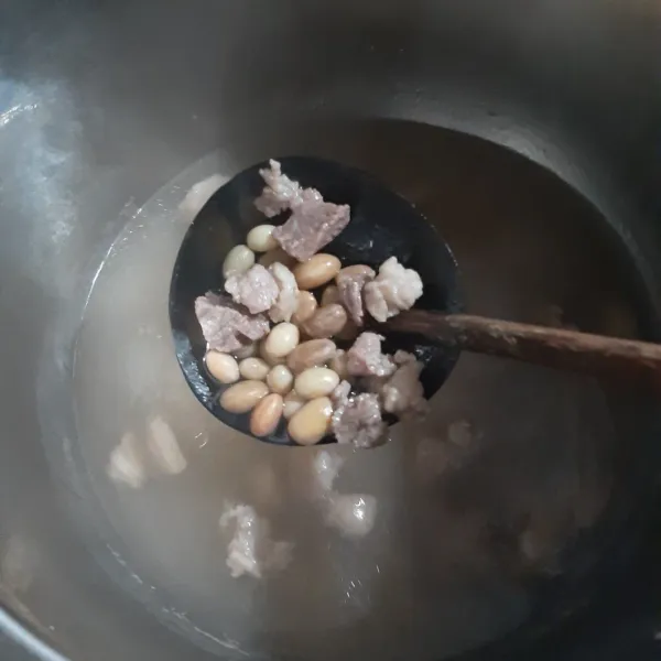 Presto kacang merah dan iga sapi hingga empuk (10 menit).