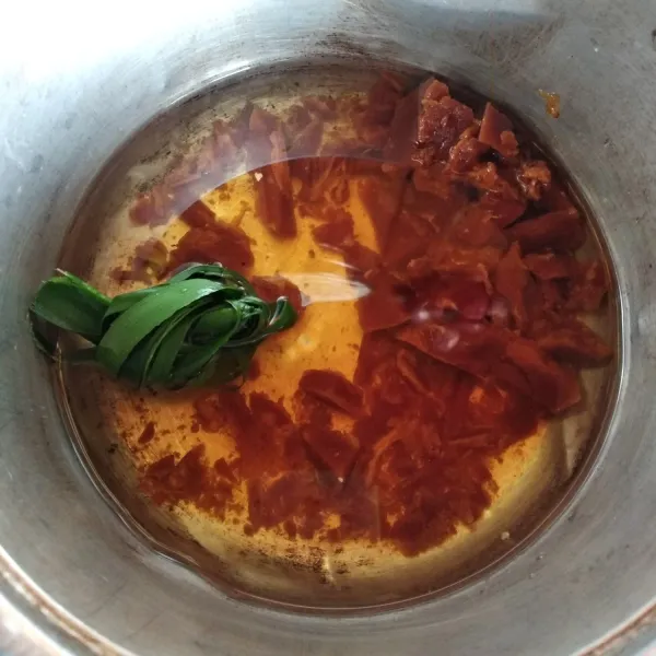 Dalam panci masak air, gula merah, gula pasir, garam dan daun pandan. Masak hingga mendidih.