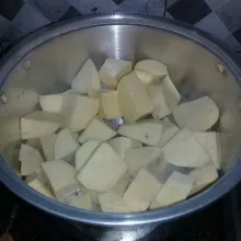 Kukus ubi jalar yang sudah dikupas dan cuci hingga lunak, angkat pindahkan ke mangkuk.