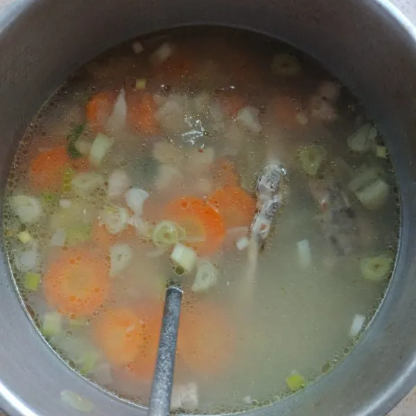 Masukkan wortel, masak sampai matang, lalu masukkan daun bawang, garam dan merica bubuk. Aduk sebentar, lalu matikan kompor.