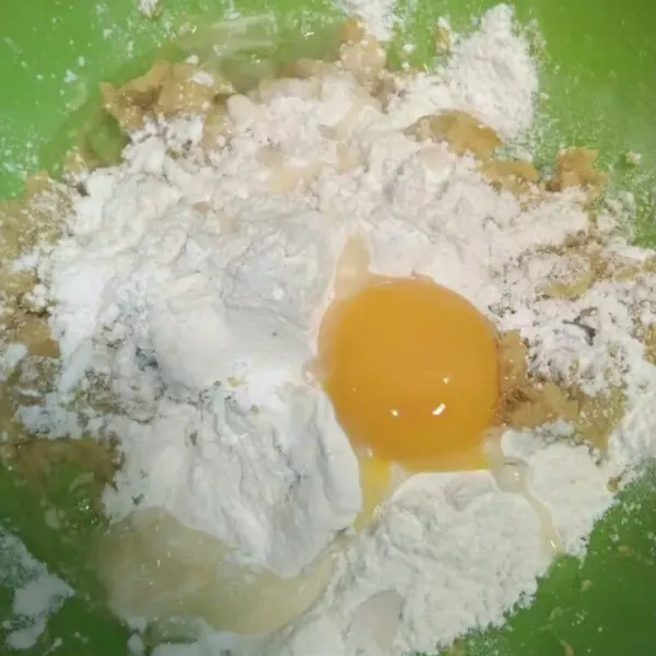 Campurkan tepung terigu,  tepung tapioka,  margarin gula pasir vanili dan telur