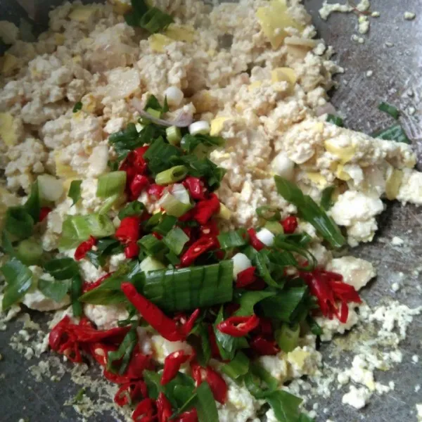 Masukkan irisan bawang daun dan cabe merah keriting. Masak hingga bawang daun layu.