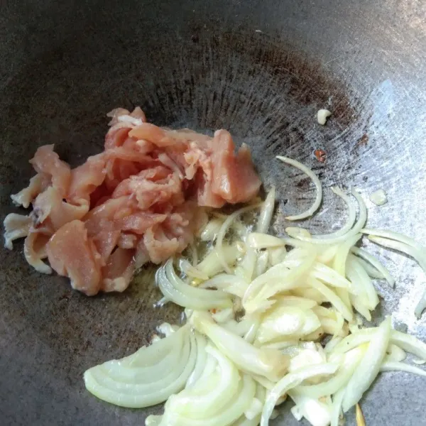 Masukkan irisan daging ayam, masak hingga daging ayam berubah warna.