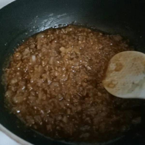 Masukkan saos bolognaise, beri bumbu, koreksi rasa dan masak hingga matang. Sisihkan.